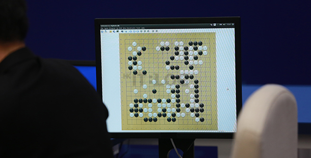 人類 Vs. AI：前 50 步堪稱完美！把 AlphaGo 逼近極限